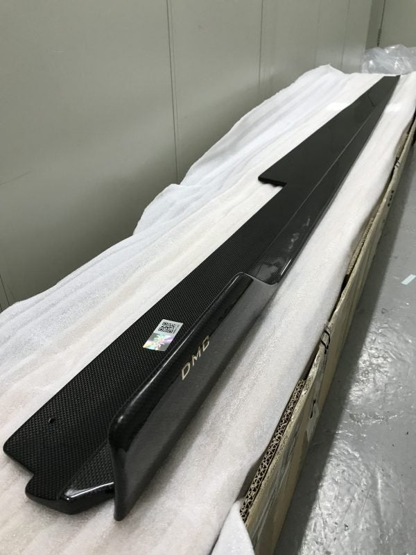 Bas de caisse latéraux en fibre de carbone « Speciale » de DMC pour Ferrari 488 GTB Coupé et Spider - KDMPARTS EUROPE TUNING STORE