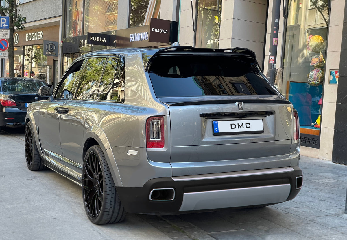 Spoiler per bagagliaio in fibra di carbonio DMC per Rolls Royce Cullinan con stemma nero