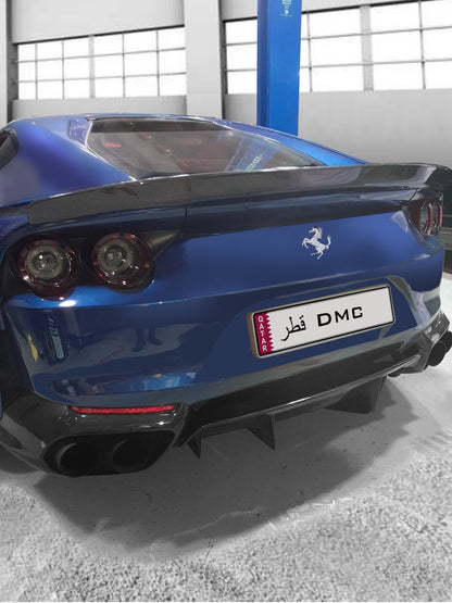 Aileron arrière en fibre de carbone de DMC pour Ferrari 812 SF avec le coffre Superfast d'origine, style Competizione - KDMPARTS EUROPE TUNING STORE