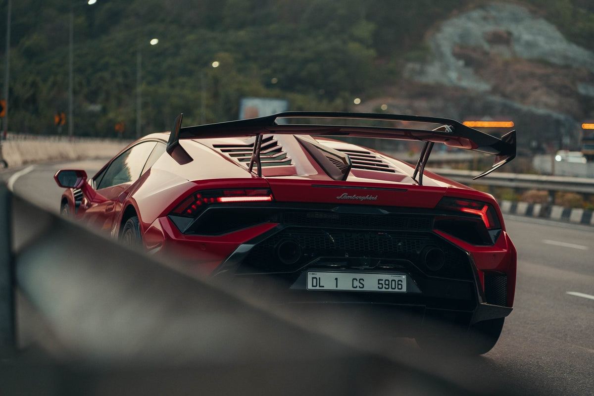 Pare chocs arrière avec diffuseur en fibre de carbone « STO » de DMC transforment la Lamborghini Huracan STO Coupé et Spyder d'origine en Super Trofeo Omologate - KDMPARTS EUROPE TUNING STORE