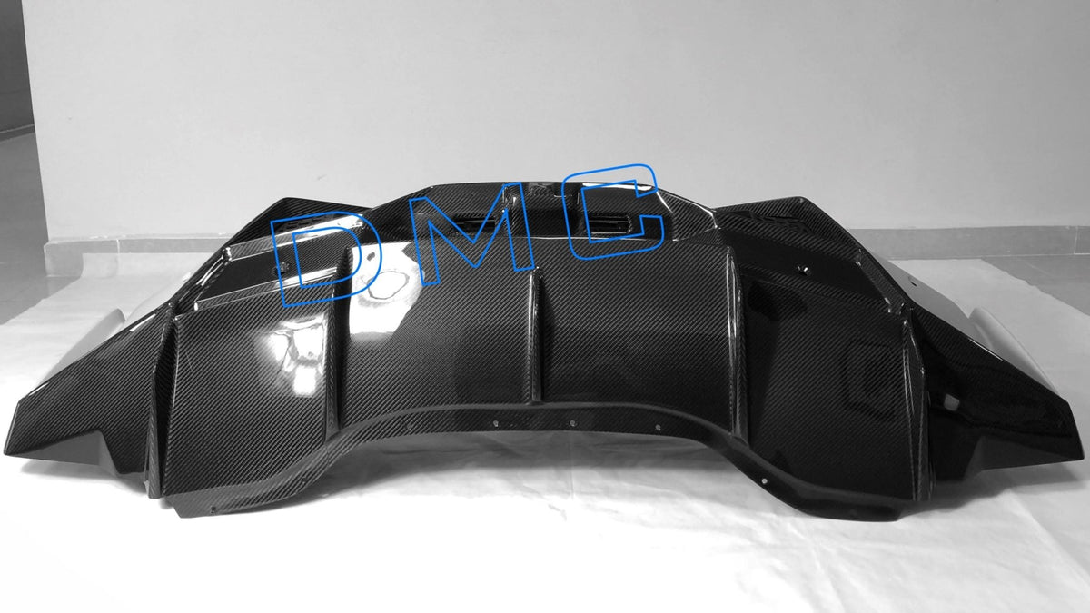 Pare chocs arrière avec diffuseur en fibre de carbone « STO » de DMC transforment la Lamborghini Huracan STO Coupé et Spyder d'origine en Super Trofeo Omologate - KDMPARTS EUROPE TUNING STORE